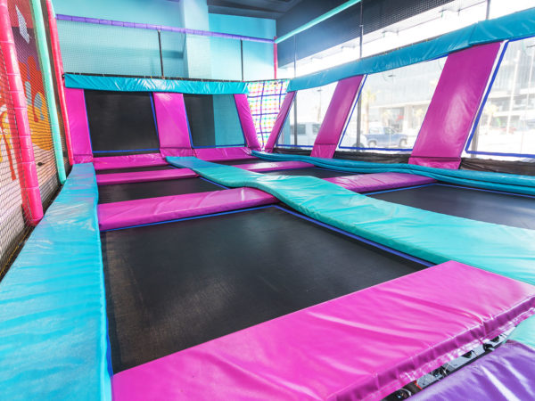 Trampolines dentro de Salón Infantil
